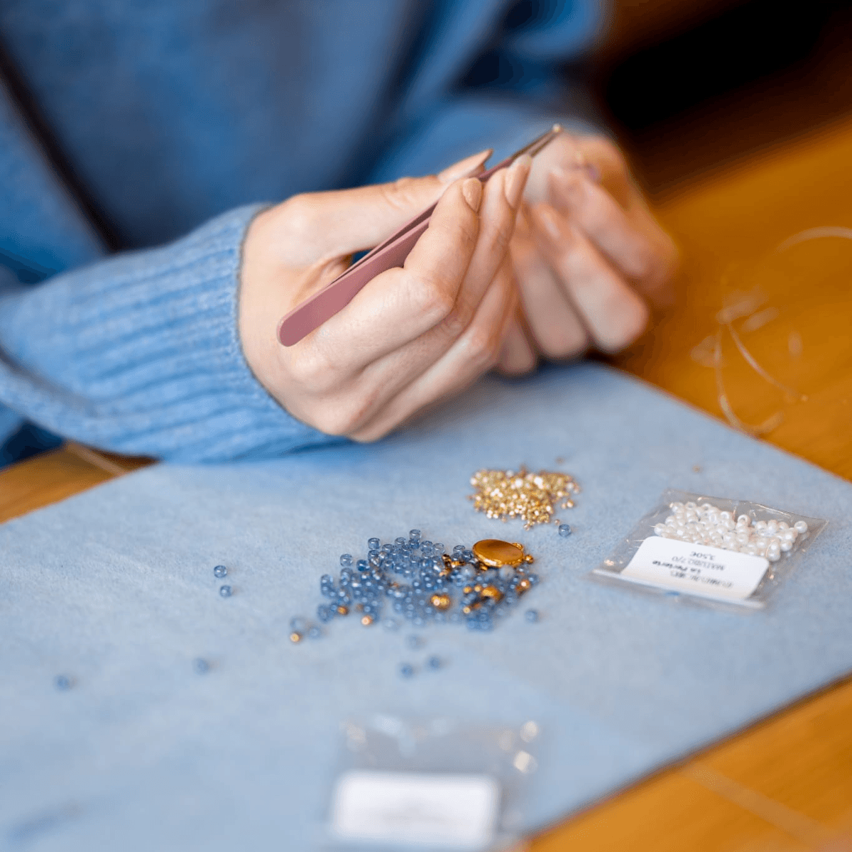 atelier de création de bijoux avec perles et apprêts
