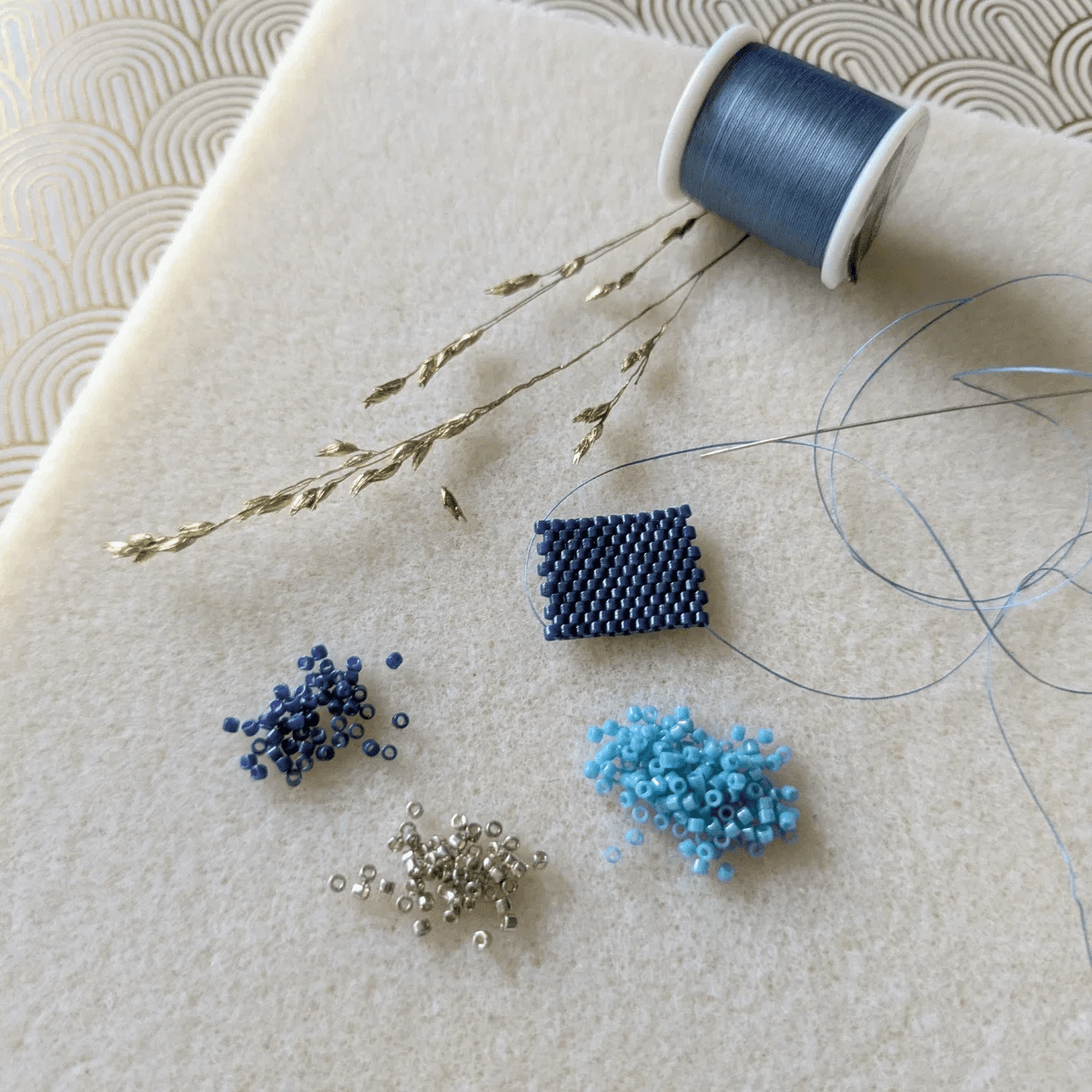 atelier de tissage de perles avec des participants, ambiance chaleureuse